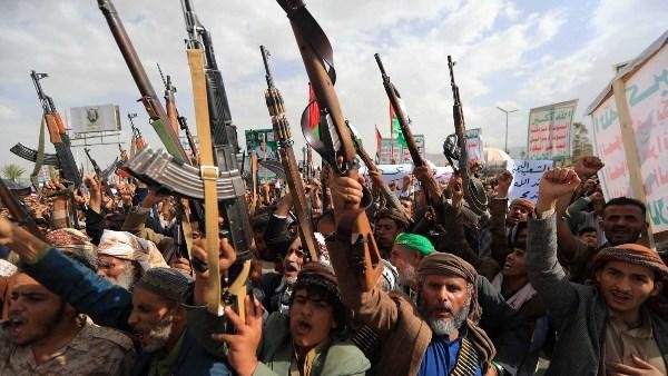 رئيس مجلس القيادة اليمني: ميليشيا الحوثي تصر على المقامرة بمصالح الشعب