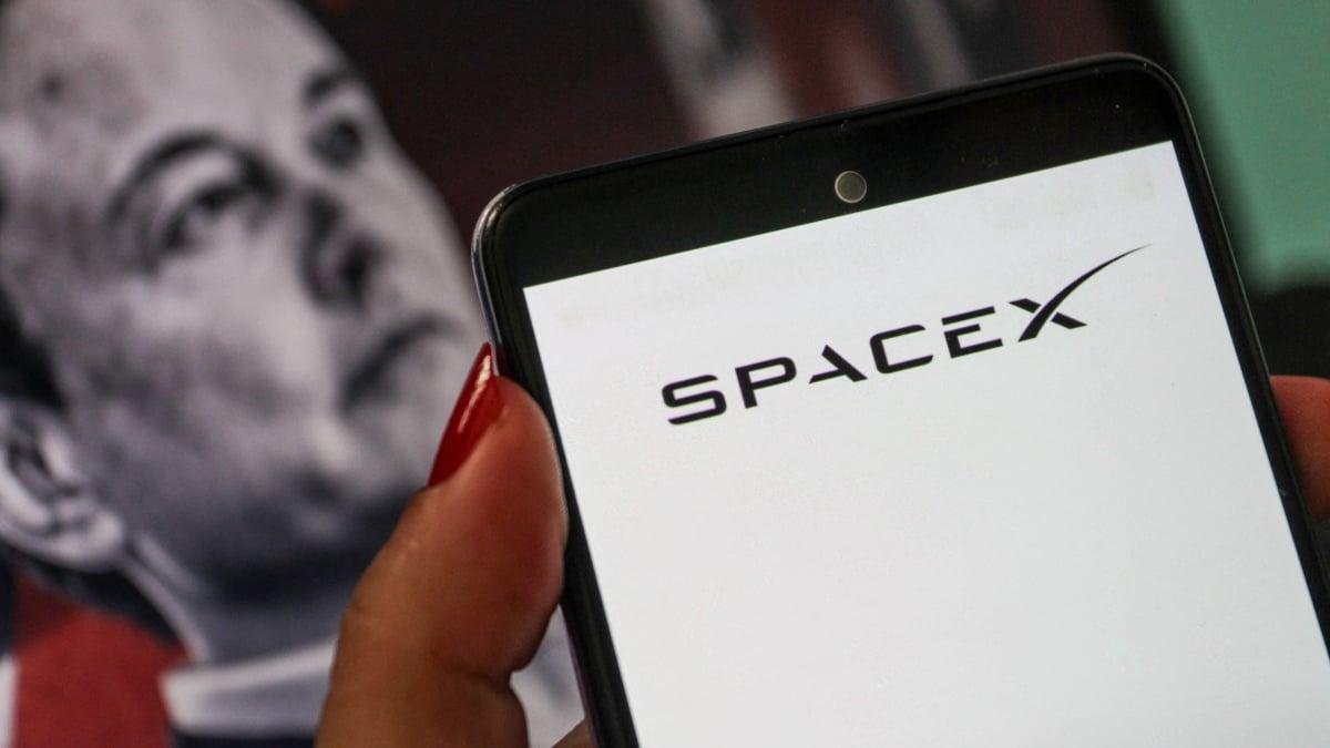 SpaceX stock slides for a week straight. What happens next?