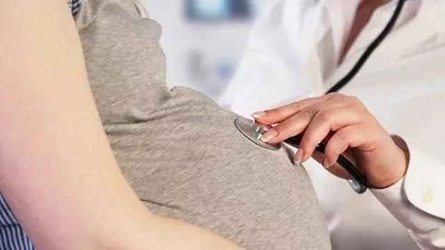 دراسة: تعرض الحامل للهواء الملوث يؤثر على تطور كلام الأطفال