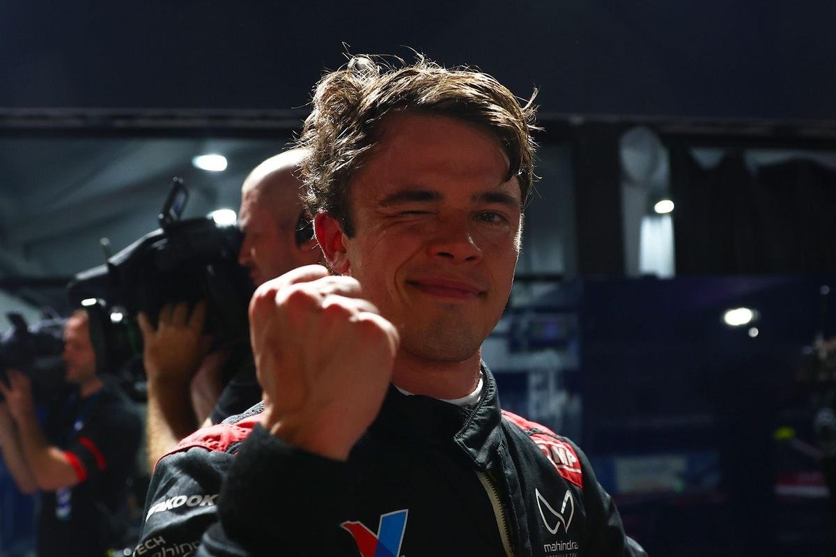 Formula E Tokyo E-Prix: Nyck De Vries wins chaotic race as Jake Dennis takes championship lead