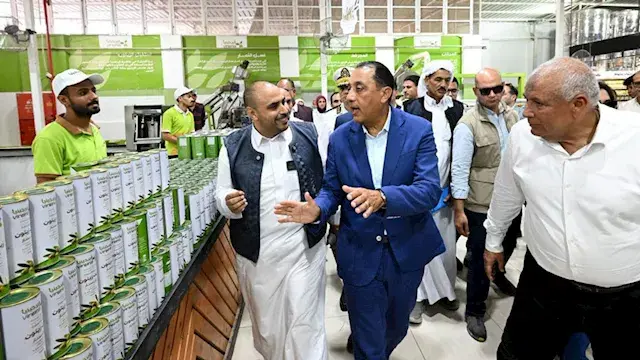 رئيس الوزراء يتفقد معصرة "فيرجينيا" لإنتاج زيت الزيتون بمطروح
