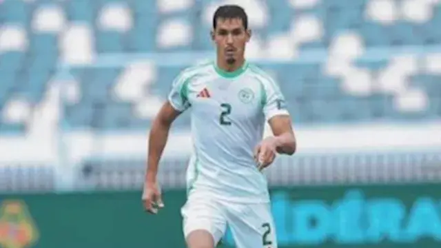 "الوقت قد حان لتوديع المنتخب".. عيسى ماندي يعتزل اللعب الدولي مع الجزائر