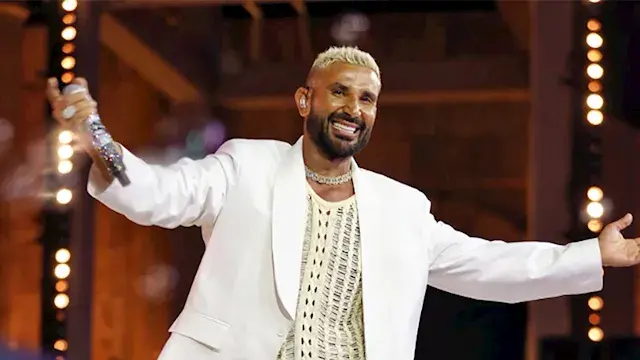 شعر أشقر ولووك جديد.. أحمد سعد يطرح ألبوم الإلكترو اليوم