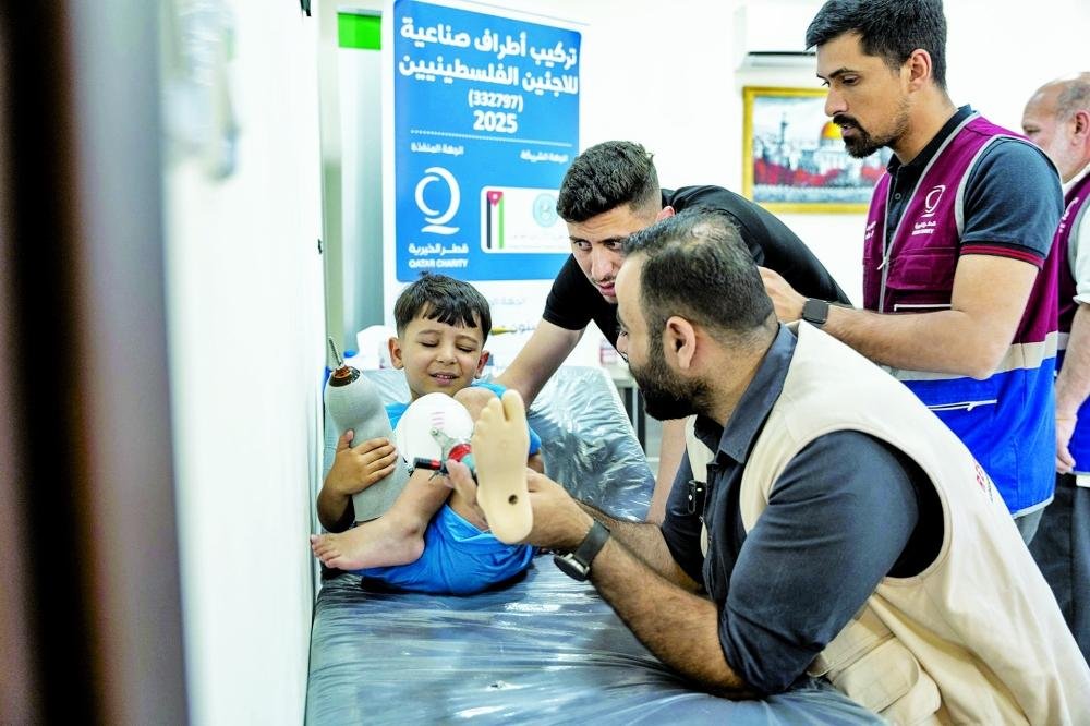 أركان طفل فقد ساقه وأسرته.. ولم يفقد الحلم والأمل بغد أفضل