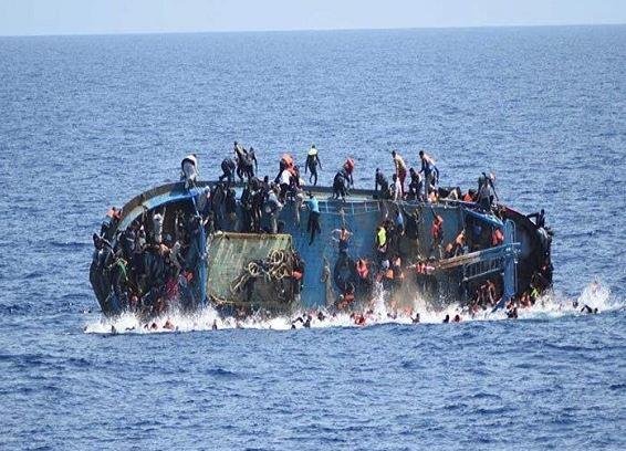 إنقاذ 11 سائحا أوروبيا بعد غرق قارب سرعة في إندونيسيا