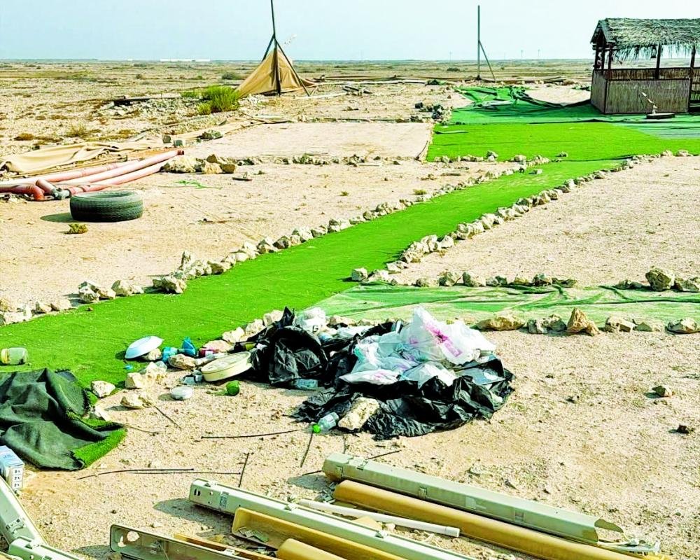 البيئة تزيل مخلفات التخييم في منطقة الغارية