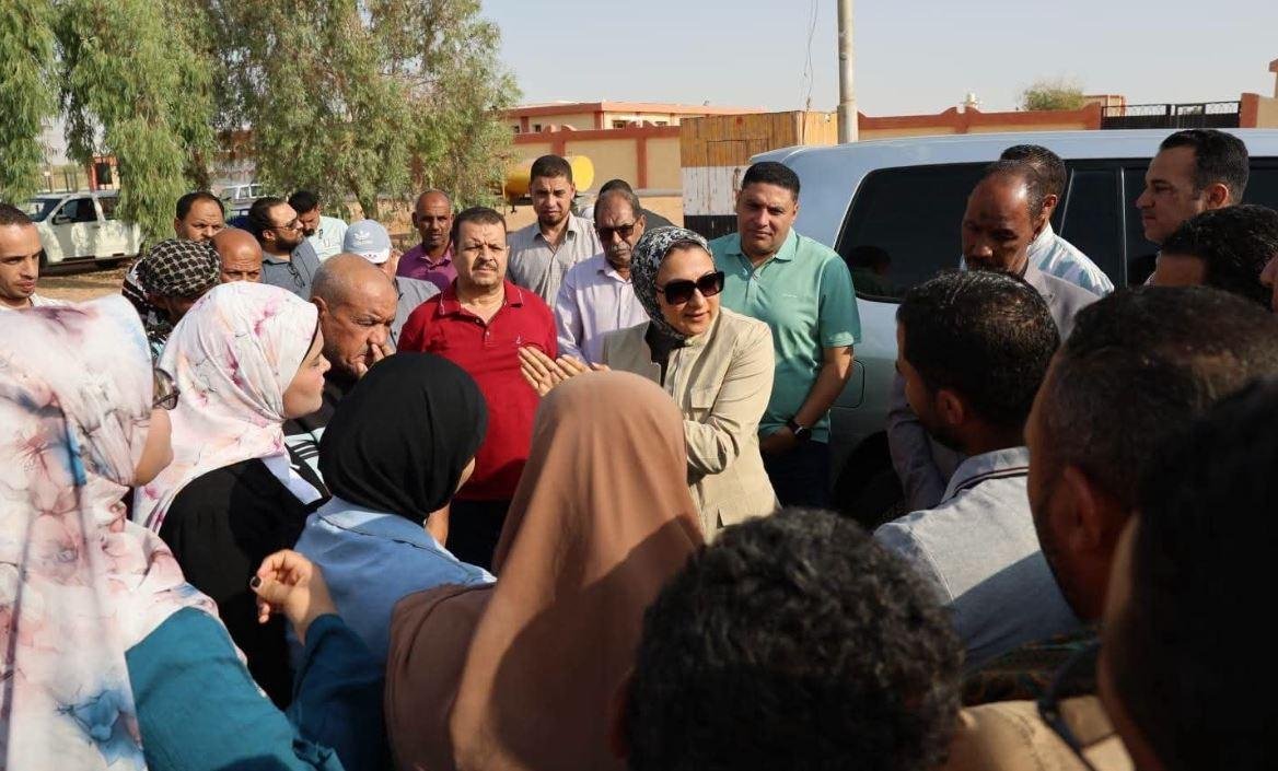 محافظ الوادي الجديد تتفقد خدمات درب الأربعين 2 وتوجه بحلول عاجلة لمطالب الأهالي