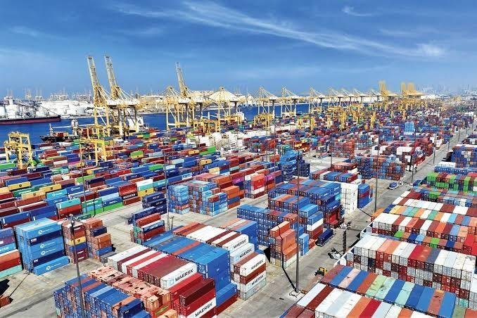موانئ دبي العالمية تبني محطتي حاويات في الإمارات خارج مضيق هرمز