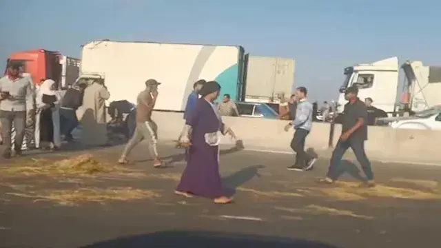 بالأسماء.. إصابة 16 عاملًا في انقلاب سيارة ربع نقل بمحور 30 يونيو (صور)