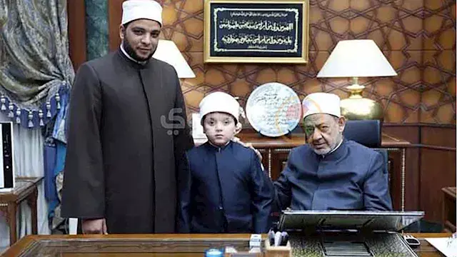 مشهد أسري مميز.. أب وابنه يتنافسان في مسابقة دولة التلاوة بأسيوط - فيديو وصور