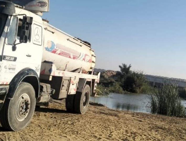 ضبط سيارة نقل تلقي مخلفات خطرة على حوض بحيرة مريوط بالإسكندرية
