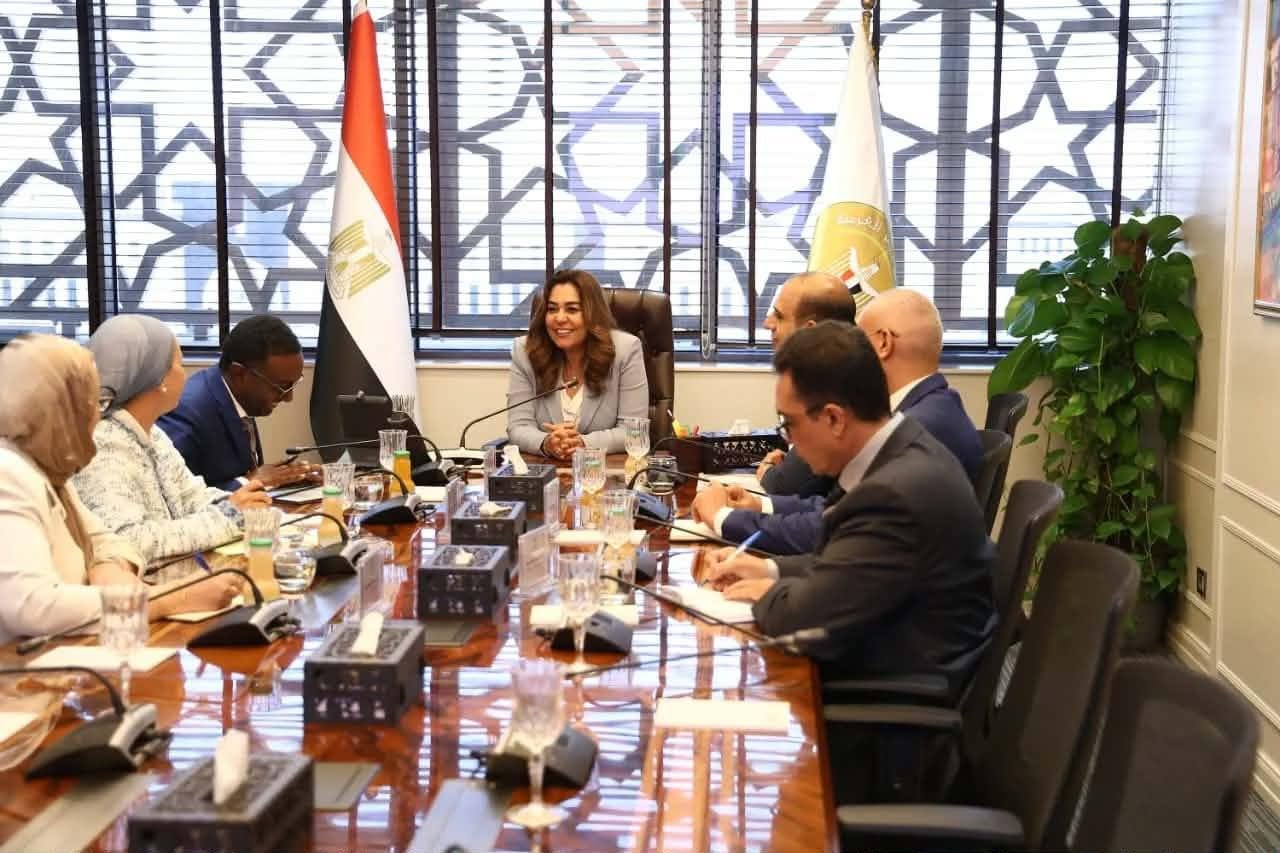 التنمية المحلية والبيئة تبحث سبل تسريع وتيرة العمل بمشروع المدينة المتكاملة للمخلفات بالعاشر من رمضان