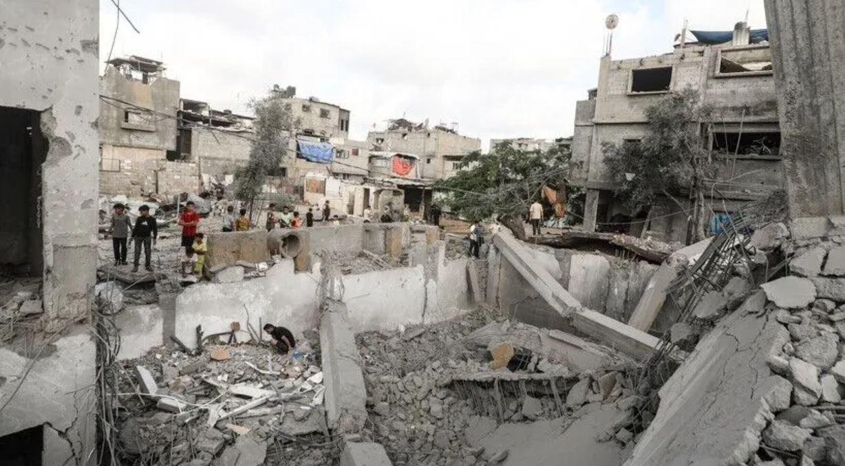 غزة.. إسرائيل تدمر مسجدا وخيام نازحين وتترك المئات بلا مأوى