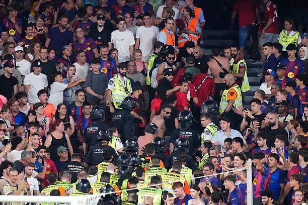 مشاجرة بين جماهير الأهلي وبرشلونة في مدرجات كامب نو