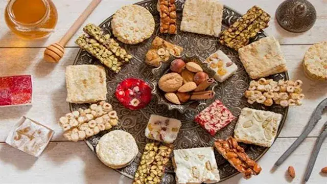 ما بين 125 و8500 جنيه.. هذا ما تحتويه أرخص وأغلى علبة حلاوة مولد
