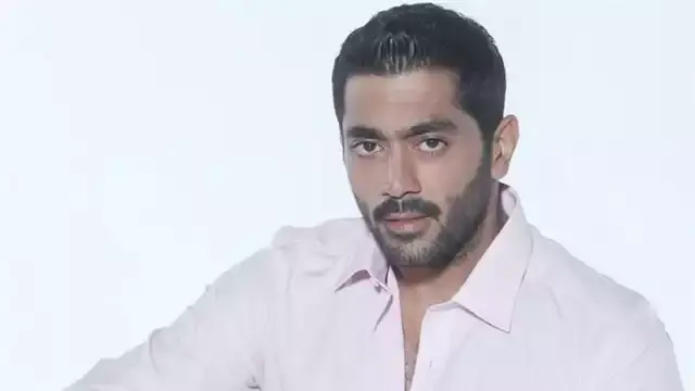 بعد انتشار صورة له داخل المسجد.. أحمد فلوكس يكشف حقيقة اعتزاله التمثيل