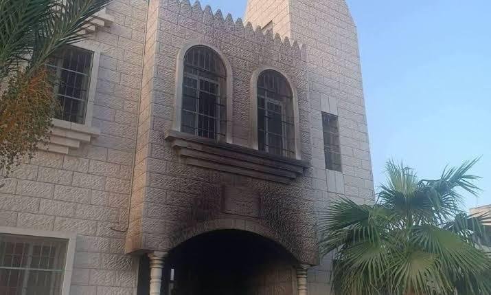 مجلس حكماء المسلمين يدين اعتداء مستوطنين على قرى بالضفة الغربيَّة وإحراق مسجد في طولكرم