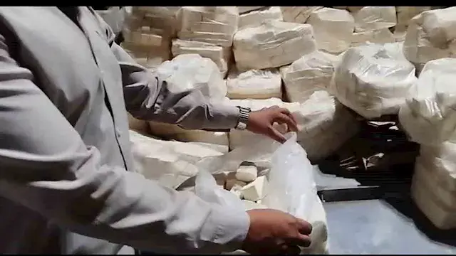رائحتها كريهة وقادمة من دمنهور.. ضبط 1.7 طن جبن فاسد على طريق الفيوم -صور
