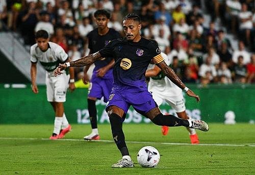 في حضور حمزة عبد الكريم.. رافينيا يفتتح أهداف برشلونة بالموسم الجديد
