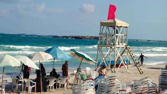 الراية الحمراء ترفرف على شواطئ غرب الإسكندرية