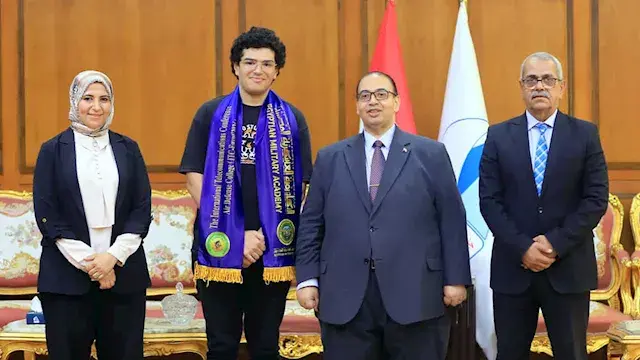 حصد جوائز ناسا والجيش والجامعة العربية.. رئيس جامعة كفر الشيخ يكرم "نابغة الهندسة" -صور