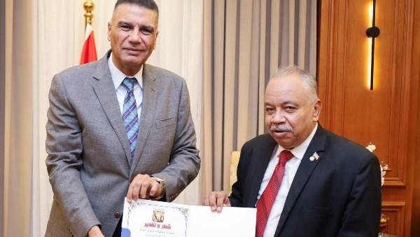 محافظ جنوب سيناء يكرم عميد كلية العلوم الأزهرية تقديرًا لعطائه التعليمي
