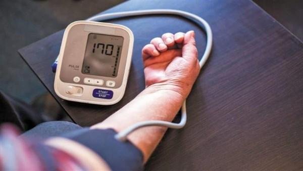 مع ارتفاع الحرارة.. نصائح مهمة لمرضى الضغط المنخفض لتجنب الدوخة والإغماء