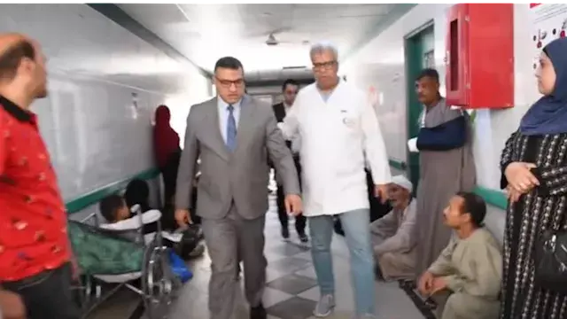 استمع لشكاوى المرضى وأطاح بالمدير.. كواليس زيارة محافظ قنا الصادمة للمستشفى العام -فيديو وصور
