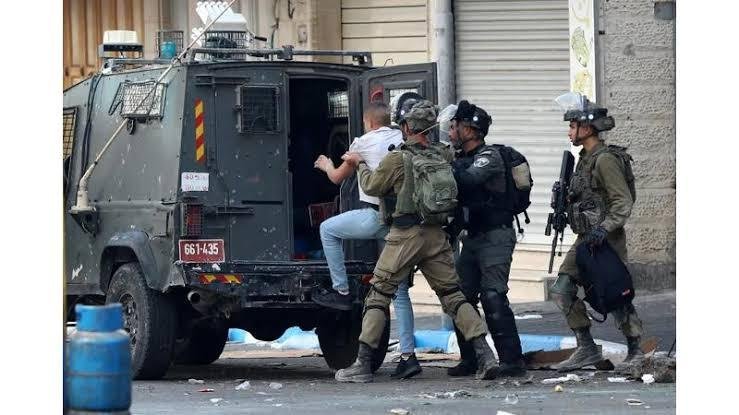 إسرائيل تصدر أوامر اعتقال إداري بحق 42 فلسطينيا