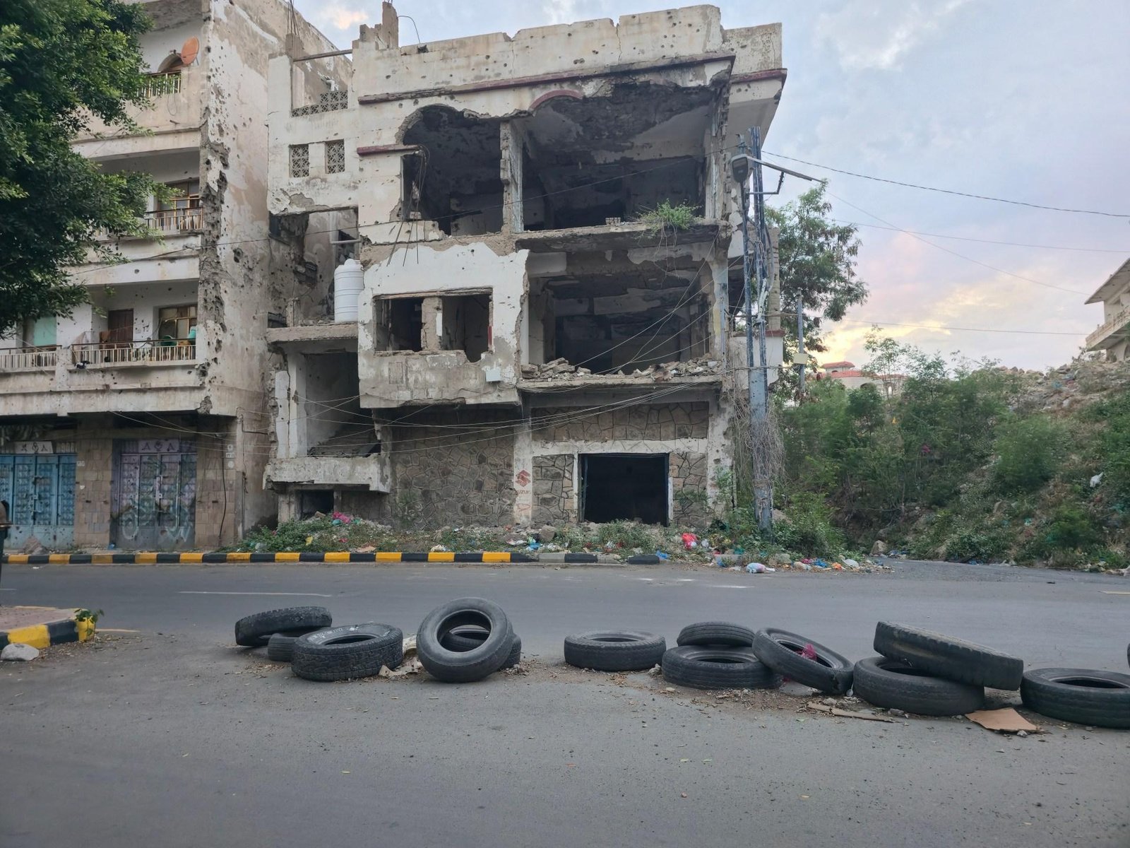 Dodging snipers, housing crisis forces Yemenis to live on front line