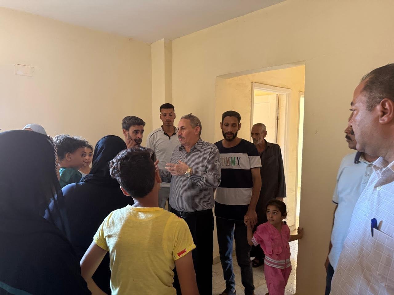 محافظ سوهاج يسلم وحدات سكنية مؤقتة للأسرة المتضررة من انهيار منزل في حي غرب