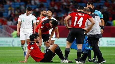 صخرة دفاع منتخب مصر يخلع القميص ويعلن اعتزاله كرة القدم