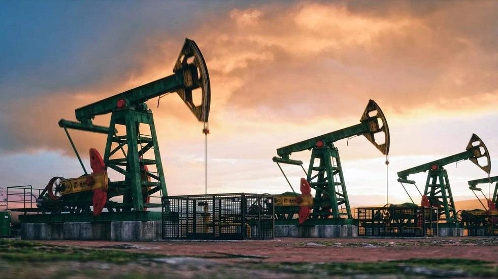 النفط يتراجع مع استمرار مرور الناقلات عبر مناطق الصراع في الشرق الأوسط