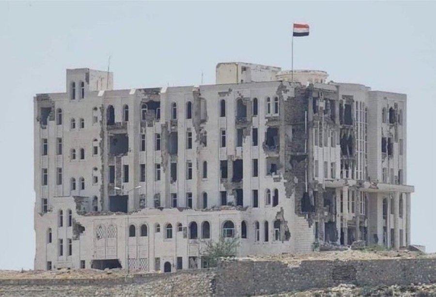 الحوثيون يقصفون المجمع القضائي في تعز بقذائف هاون دون إصابات