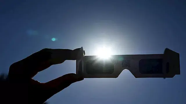 بدء الكسوف الشمسي الكلي في عدة مناطق بالعالم.. بث مباشر