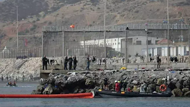بعد تدفق آلاف المهاجرين.. إسبانيا تبني حاجزًا عائمًا في سبتة