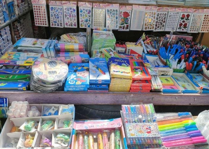 شعبة الأدوات المكتبية: 70% من مستلزمات المدارس تُصنّع محليا.. وزيادات الأسعار لا تتجاوز 10%