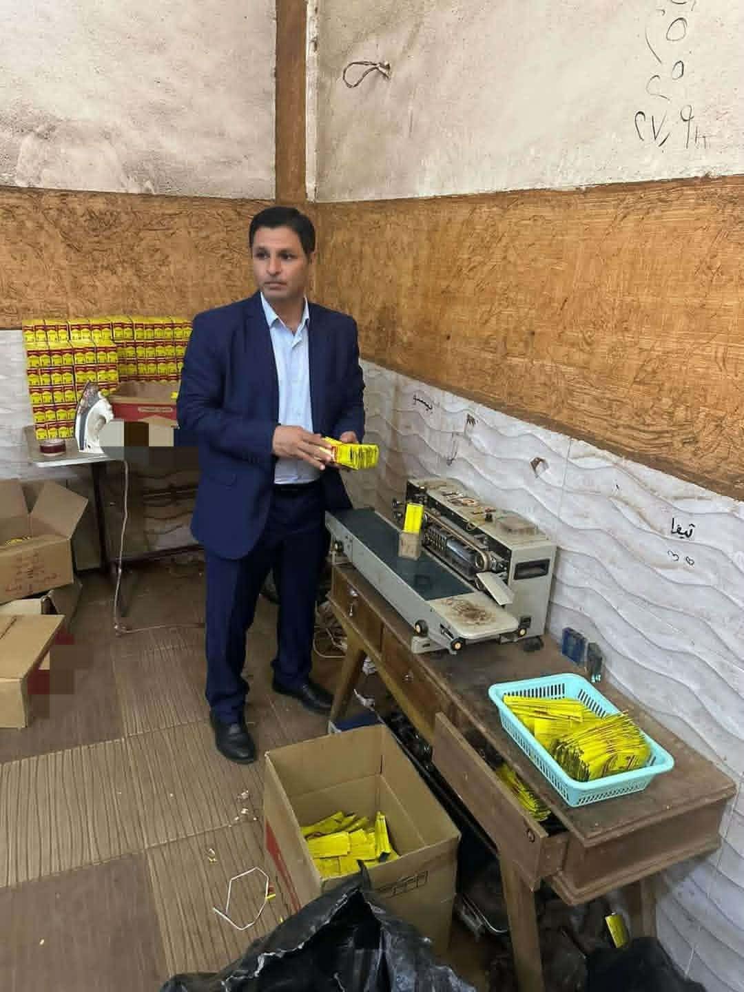 حماية المستهلك يضبط ورشة غير مرخصة لإعادة تعبئة شاي مجهول المصدر بالجيزة.. والتحفظ على طنين و2450 عبوة