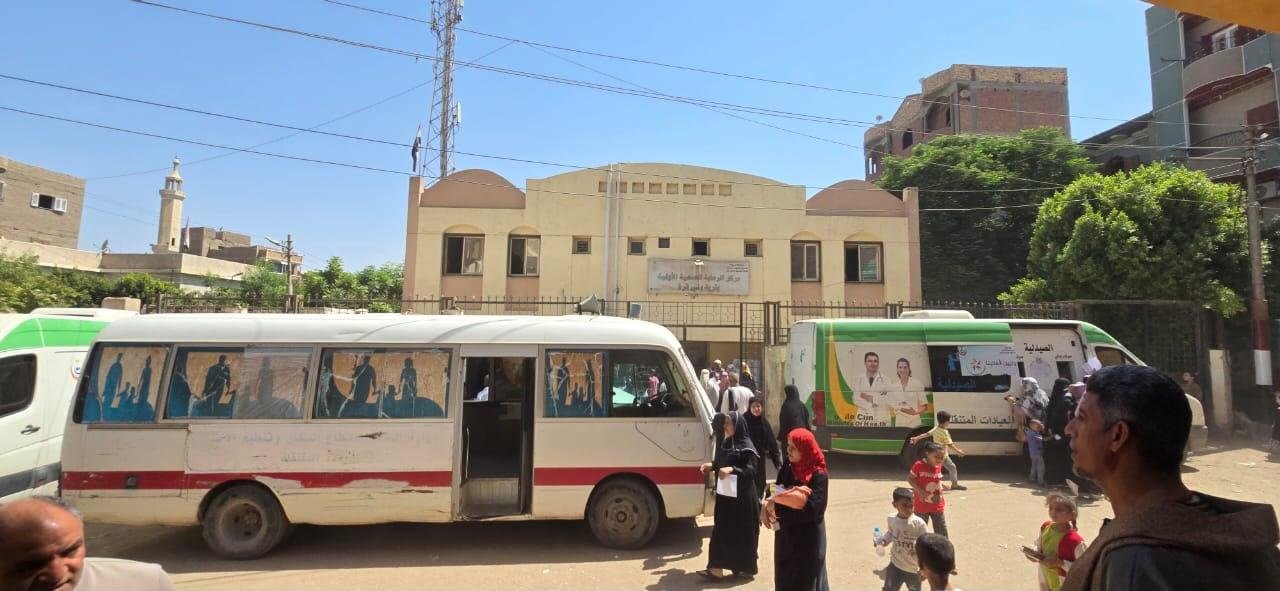 محافظ أسيوط: الكشف على 800 مواطن وصرف العلاج بالمجان ضمن قافلة حياة كريمة ببني قرة