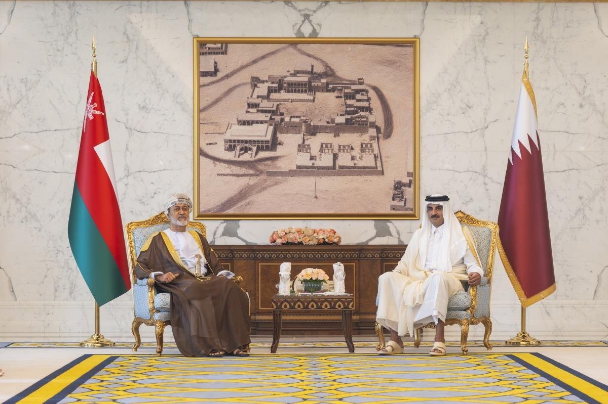 سمو الأمير وسلطان عُمان يستعرضان العلاقات الأخوية بين البلدين