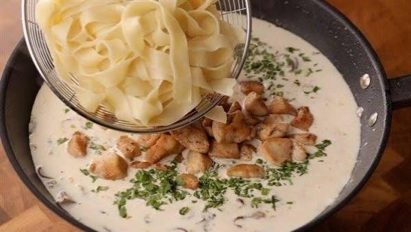 طريقة عمل المكرونة بالصوص الأبيض والفراخ.. وصفة كريمية مثل المطاعم