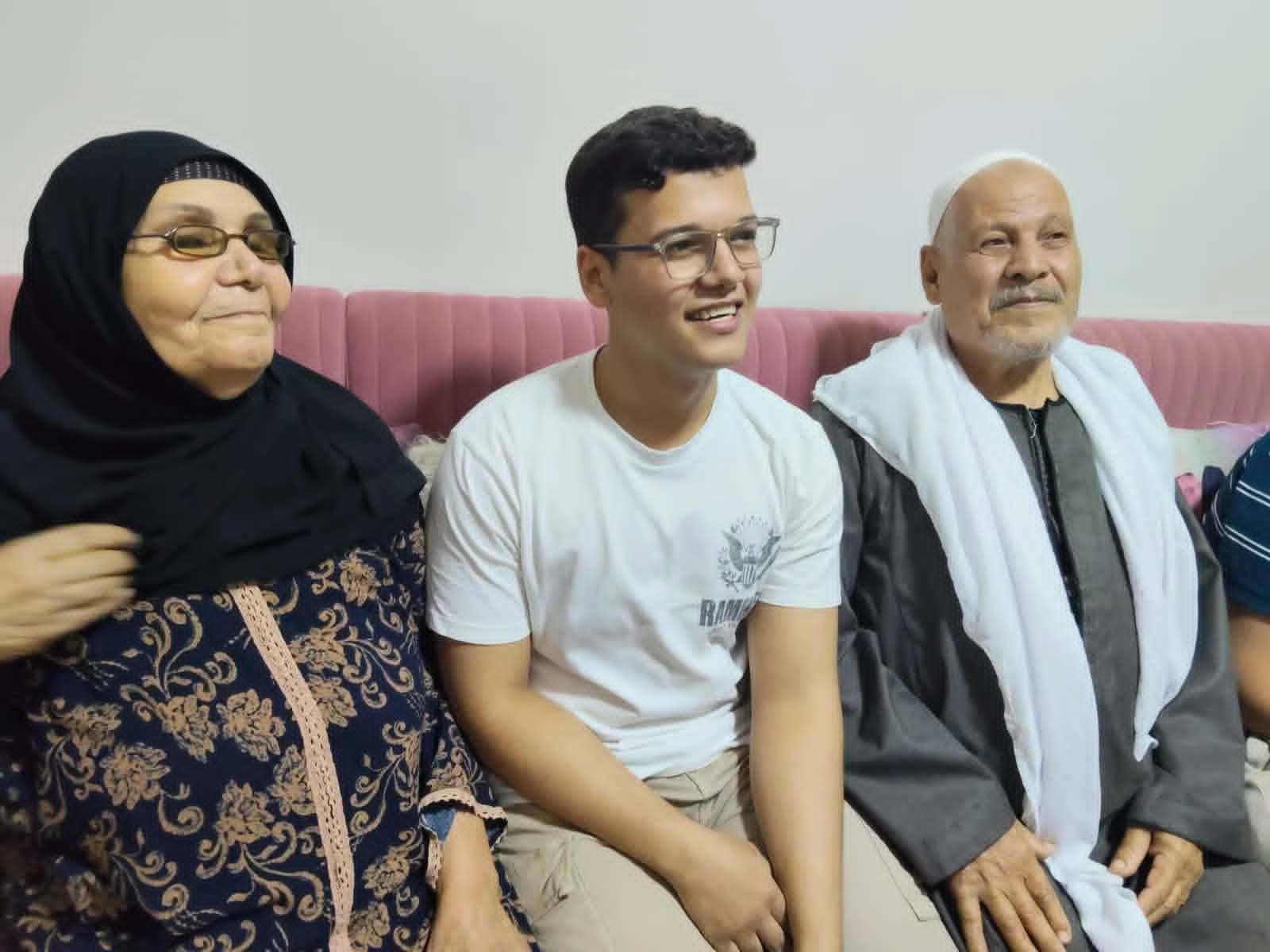 محمد أيمن السادس جمهوريا بالثانوية العامة علمي علوم: عرفت النتيجة من صاحبي.. وأحلم بكلية الطب