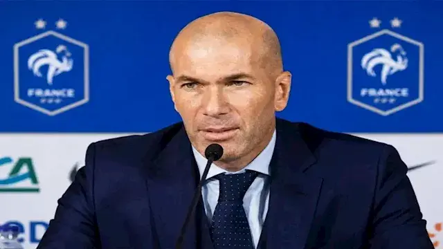 بالصور.. زيدان يظهر في مدرجات مباراة باريس سان جيرمان ولانس بالسوبر الفرنسي