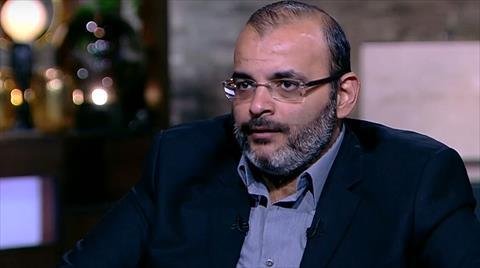 أيمن بهجت قمر: هدفي في البداية كان التأليف.. والشعر جاء إلى حياتي بالصدفة بعد وفاة والدي