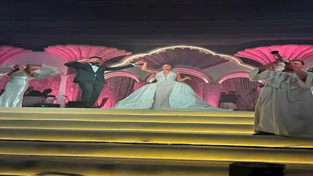زوجة إبراهيم حسن تخطف الأنظار خلال حفل زفاف ابنتهما (فيديو)