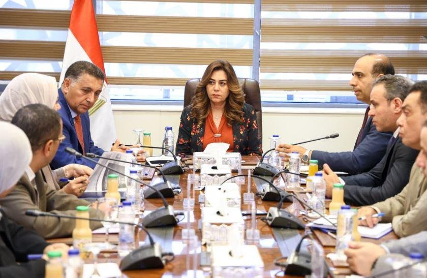 وزيرة التنمية المحلية والبيئة تبحث تطوير منظومة الإدارة المتكاملة للمخلفات بالقليوبية