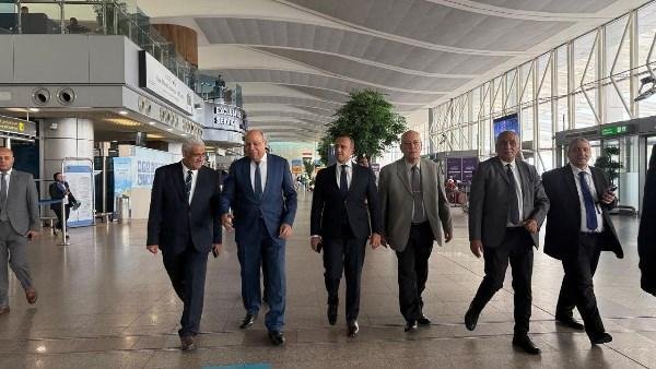 وزير الطيران يوجه بتكامل جهود جميع الجهات العاملة لتسريع إنهاء اجراءات الركاب بمطار القاهرة