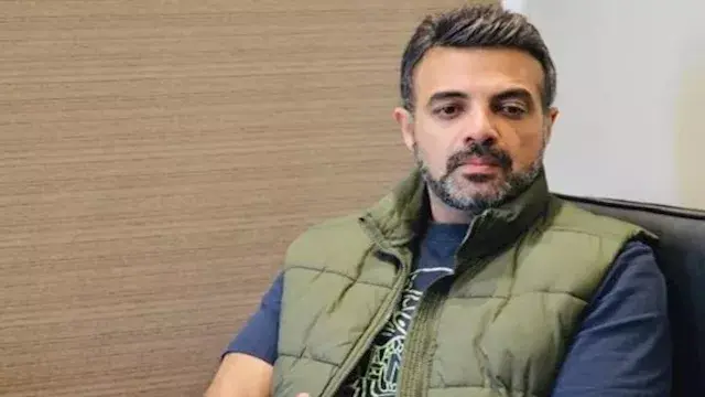 عمرو محمود ياسين يعلق على خسارة الأهلي من برشلونة.. ماذا قال؟