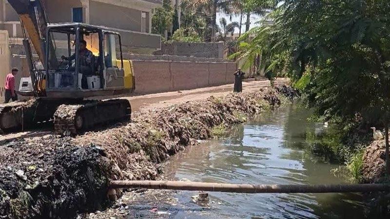 محافظة البحيرة تستجيب لشكوى المواطنين وتبدأ تطهير مصرف كوم حمادة
