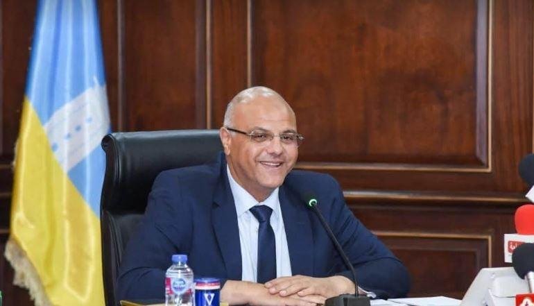 محافظ الإسكندرية يبدأ إزالة المنشآت الحاجبة لرؤية الشاطئ بعد انتهاء عقودها: البحر حق للمواطن
